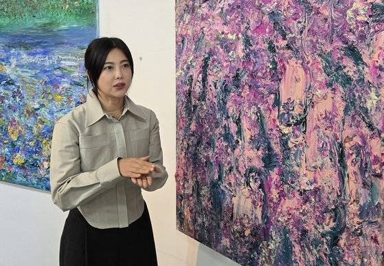 경기도 장흥 가나아뜰리에 작업실에서 만난 권지안(솔비). 벽에 걸려있는 그림들은 허밍(Humming) 소리를 시각적으로 담아낸 ‘허밍 레터’ 시리즈다. 이지영 기자