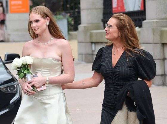 브룩 쉴즈의 딸의 고교 졸업 파티 때 동행한 모습. 딸이 입은 드레스는 쉴즈가 1997년 테니스 스타 안드레 애거시와 결혼식 때 입은 드레스다. 딸 그리어 하몬드 헨치는 브룩 실즈가 두번째 남편과의 사이에서 얻은 자녀다. 사진 인터넷 캡처