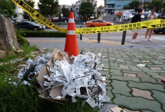 지난 7월 24일 서울 서대문구 연세대학교 신촌캠퍼스 인근에 북한의 대남 쓰레기 풍선으로 추정되는 물체의 내용물이 떨어져 있다. 연합뉴스