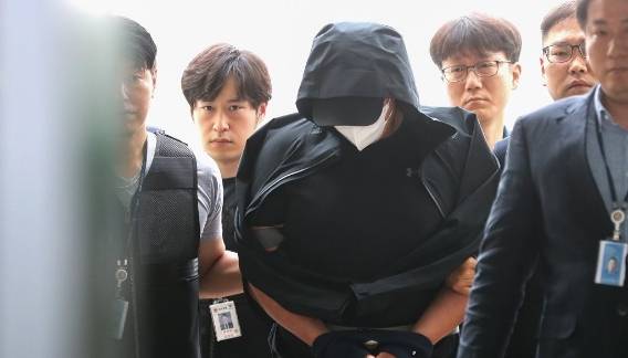▲2023년 5월 26일 대구국제공항에 착륙 중인 항공기의 비상 출입문을 연 이 모 씨 [연합뉴스]