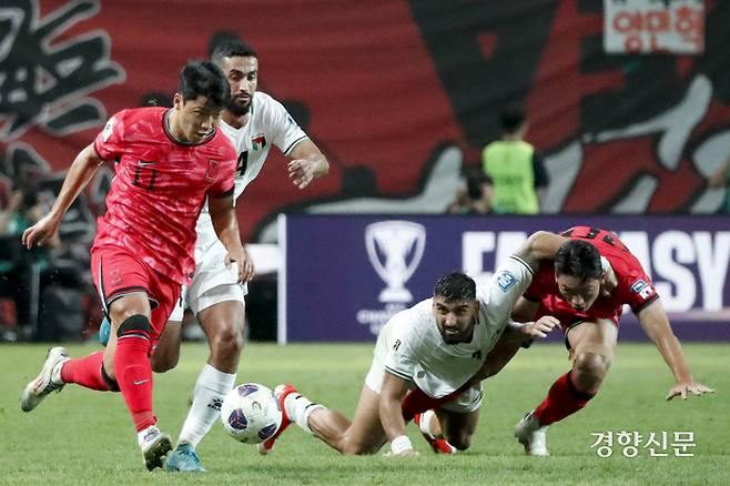 한국 축구대표팀 황희찬이 5일 서울월드컵경기장에서 열린 2026 북중미 월드컵 아시아 3차 예선 B조 1차전 팔레스타인과의 경기에서 돌파하고 있다. 문재원 기자