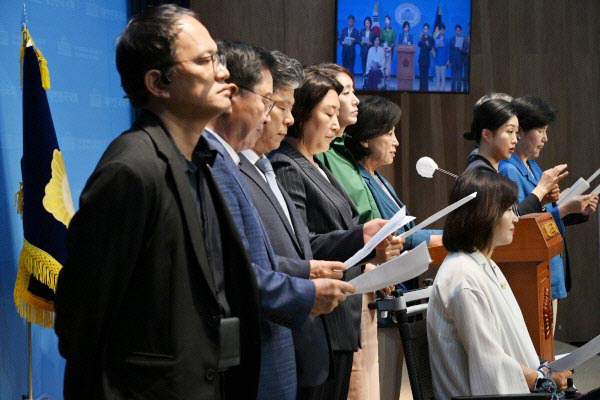 더불어민주당 국회 보건복지위원회 소속 의원들이 5일 정부의 연금 개혁안을 비판하는 기자회견을 하고 있다. 김정록 기자