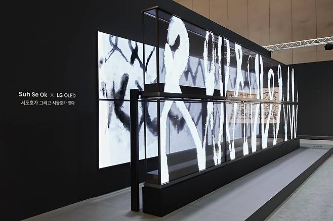 An installation view of “Suh Se Ok X LG OLED: Reimagined by Suh Do Ho, Shaped by Suh Eul Ho” shown at Frieze Seoul 2024 at Coex (Courtesy of LG OLED)