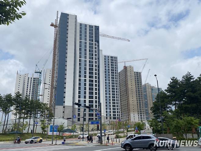 지하주차장 붕괴 사고가 발생한 인천 검단AA13 단지 전경. 쿠키뉴스 자료사진&nbsp;