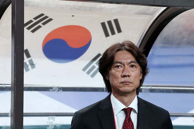 홍명보 남자 축구대표팀 감독이 5일 서울 상암월드컵경기장에서 열린 2026 북중미월드컵 아시아 3차 예선 팔레스타인과 1차전 경기 중 그라운드를 지켜보고 있다. 연합뉴스