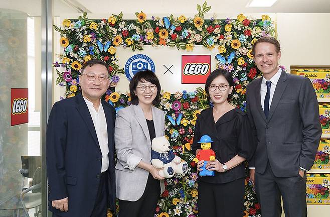 ‘레고 연세 플레이 랩’ 오픈 기념 행사에서 레고코리아와 연세대학교 관계자들이 기념 촬영을 하고 있다. (왼쪽부터 한병찬 연세대학교 공과대학 교학부학장, 김현경 연세대학교 생활과학대학 교수, 정희영 레고코리아 대표, 소렌 모럽 레고코리아 마케팅 상무) / 사진 = 레고코리아