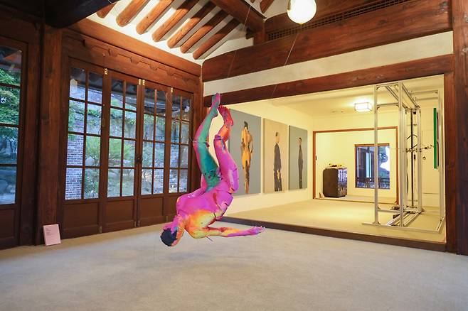 지난달 16일부터 9월 6일까지 서울 종로구 휘겸재에서 열린 우수전속작가 기획 전시 ‘다이얼로그: 경계인간’ 전경. 유망 신진 작가 7인의 작품을 소개했다. 예술경영지원센터