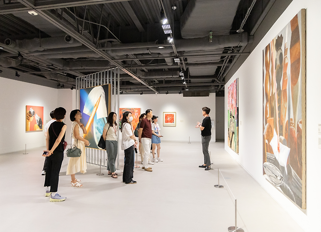 지난 4일 서울 종로구 세화미술관에서 문화체육관광부와 예술경영지원센터의 도슨트 투어 프로그램 ‘미술여행’에 참여한 사람들이 전시 작품을 살펴보고 있다. 예술경영지원센터