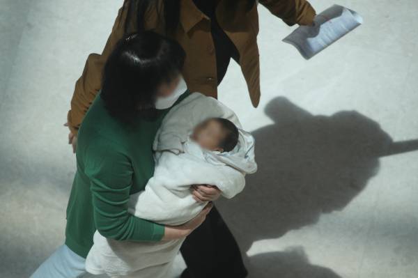 30개월된 아이가 머리에 피를 흘려 치료가 가능한 병원을 찾아 다녔으나 모두 진료 거부를 당해 결국 마취 전문의 없는 한 병원에서 마취 없이 3바늘을 꿰맸다. 사진은 대구 한 병원을 찾은 모자의 모습으로 기사와 무관함. /사진=뉴스1