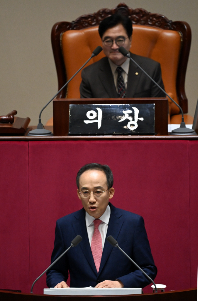 “입법폭주 안돼” 추경호(아래) 국민의힘 원내대표가 5일 오전 국회 본회의장에서 교섭단체 대표연설을 하고 있다.  곽성호 기자