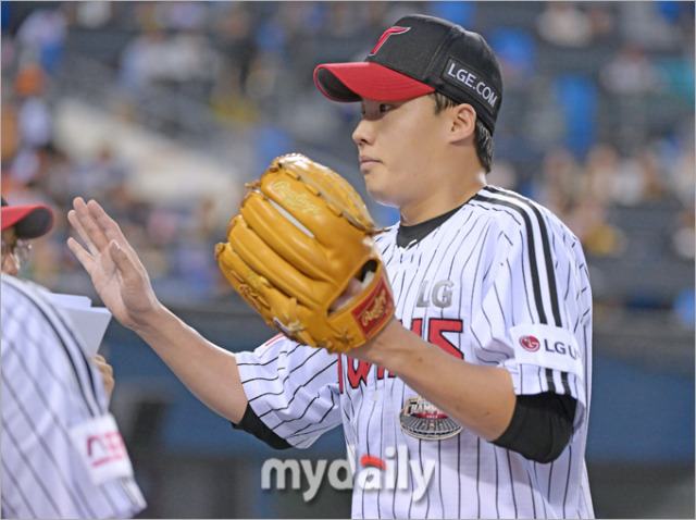 LG 임찬규가 4일 서울 잠실야구장에서 열린 '2024 신한 SOL Bank KBO 리그' SSG 랜더스-LG 트윈스 경기 선발 투수로 나왔다./잠실=한혁승 기자 hanfoto@mydaily.co.kr