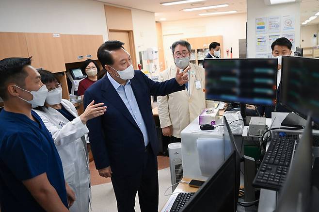 [서울=뉴시스] 최진석 기자 = 윤석열 대통령이 4일 경기도 가톨릭대학교 의정부성모병원 권역응급의료센터를 찾아 현장 점검하고 있다. (사진=대통령실 제공) 2024.09.04. photo@newsis.com *재판매 및 DB 금지