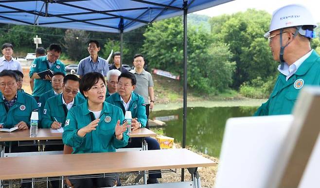 [서울=뉴시스] 송미령 농림축산식품부 장관이 16일 충남 당진 순성저수지를 찾아 태풍 대비 상황을 점검하고 있다. (사진=농림축산식품부 제공) 2024.08.16. photo@newsis.com *재판매 및 DB 금지