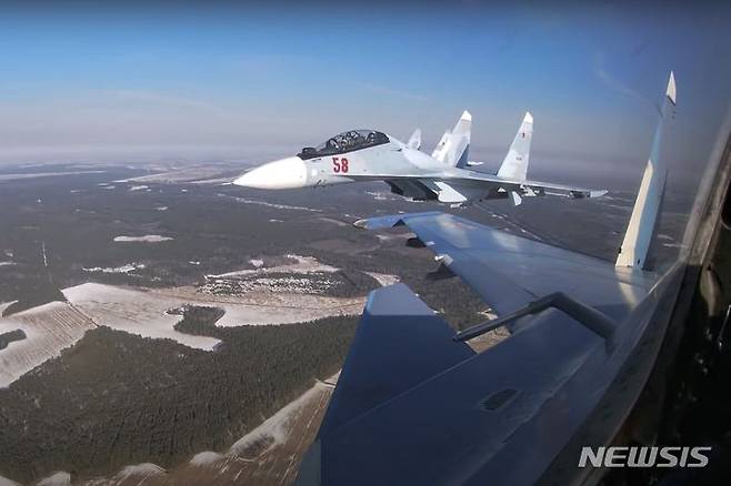 [AP/뉴시스]2022년 2월17일 러시아 국방부가 제공한 동영상에서 캡처한 사진. 러시아와 벨라루스 공군의 Su-30 전투기가 합동 군사훈련에서 공동 임무를 수행하고 있다. 러시아와 벨라루스는 11일 우크라이나에 대한 서방 지원 강화를 막기 위해 벨라루스군에 대한 전술핵무기 사용 2단계 훈련을 시작했다. 2024.06.11.