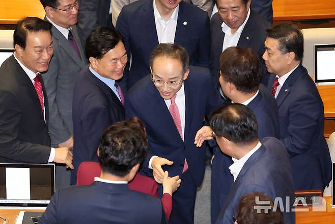 [서울=뉴시스] 권창회 기자 = 추경호 국민의힘 원내대표가 5일 오전 서울 여의도 국회에서 열린 제418회국회(정기회) 제3차 본회의에서 국정에 관한 교섭단체대표연설을 마치고 동료의원들로부터 박수받고 있다. 2024.09.05. kch0523@newsis.com