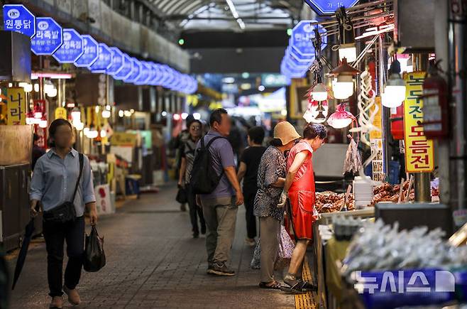 [서울=뉴시스] 정병혁 기자 = 2일 서울 동대문구 청량리전통시장을 찾은 시민들이 장을 보고 있다. 2024.09.02. jhope@newsis.com