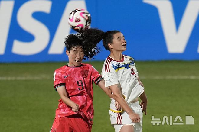 [보고타=AP/뉴시스] 박수정(왼쪽)이 4일(현지시각) 콜롬비아 보고타에서 열린 2024 국제축구연맹(FIFA) 20세 이하(U20) 여자 월드컵 조별 리그 D조 2차전 베네수엘라와 경기 중 공을 다투고 있다. 한국은 0-0으로 비기며 1무1패를 기록했다. 2024.09.05.