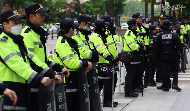 경찰 '경비기동대'의 모습. 주요 시설 경비, 요인 경호, 집회·시위 관리, 혼잡경비 등의 업무를 전문적으로 수행한다. 현재 진행 중인 '이태원 참사' 재판에서 주요 피고인 경찰들은 '당시 상황으로는 기동대를 배치할 필요가 없었다'는 취지로 주장한다.