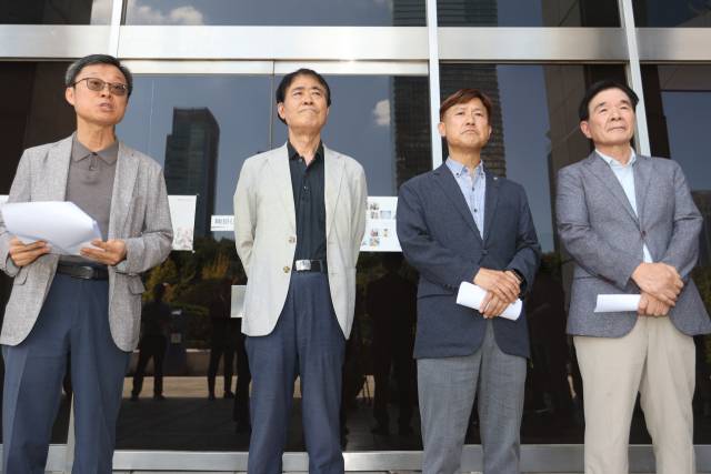 ▲야권 추천 KBS 이사들(왼쪽부터 정재권, 이상요, 류일형, 김찬태 이사)이 9월 4일 오후 여의도 KBS본관 앞에서 KBS 이사회 개최 및 이사장 선출 반대 기자회견을 열고 취재진 질문에 답하고 있다. ⓒ연합뉴스