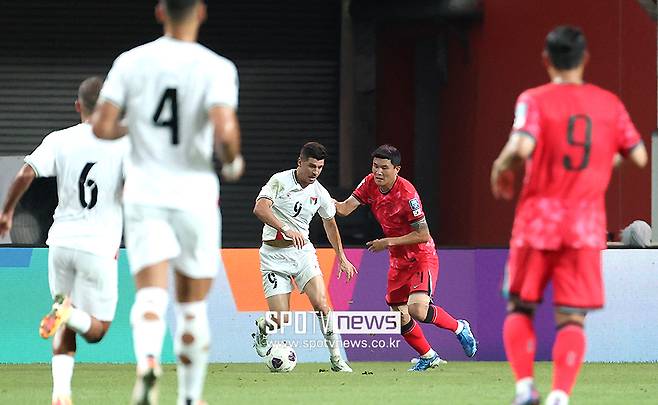 ▲ 한국은 5일 오후 8시 서울월드컵경기장에서 국제축구연맹(FIFA) 북중미월드컵 아시아지역 최종예선 B조 1차전에서 팔레스타인을 마주했다. 전반전은 양 팀 득점없이 0-0 팽팽한 접전이었다 한 수 아래 팀에 손쉬운 승리를 예상했는데 홍명보호 첫 선 뚜껑을 열어보니 압도적인 경쟁력까지는 아니었다. 홍명보 감독은 논란 속에 대표팀 지휘봉을 잡고 "월드컵 16강 이상"을 공언했는데 이런 경기력이라면 쉽지 않을 전망이다. ⓒ곽혜미 기자