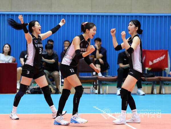 수원특례시 역전승, 기뻐하는 김나희-박현주-박은서.