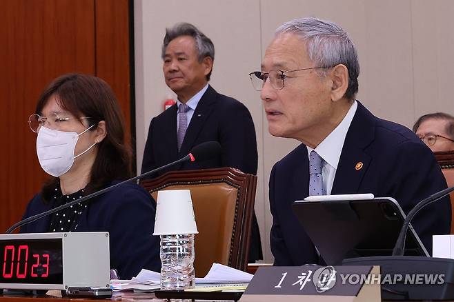 '붉은 악마'는 5일 오후 8시 서울월드컵경기장에서 열리는 한국과 팔레스타인과의 2026 국제축구연맹(FIFA) 북중미 월드컵(캐나다-미국-멕시코 공동개최) 아시아지역 3차 예선 B조 1차전을 앞두고 북측 응원석에 거는 걸개를 거꾸로 걸었다. 축구 팬들은 나아가 홍 감독에게 야유를 퍼부었다. 연합뉴스