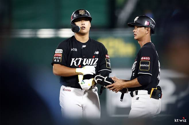 KT 외야수 강백호(왼쪽)는 5일 사직구장에서 열린 '2024 신한 SOL Bank KBO 리그' 롯데와 팀 간 15차전 맞대결에서 5번 지명타자로 선발 출전했다. 4회초 1타점 적시타를 쳐 팀 승리에 힘을 보탰다. KT 위즈