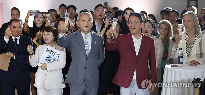 대한민국 미술축제 미술인의 밤 (서울=연합뉴스) 유인촌 문화체육관광부 장관이 4일 서울 종로구 국립현대미술관 서울관에서 열린 대한민국 미술축제 ‘미술인의 밤’ 행사에서 조주완 LG전자 대표이사 및 참석자들과 건배를 하고 있다. 2024.9.4 [문화체육관광부 제공. 재판매 및 DB 금지] photo@yna.co.kr