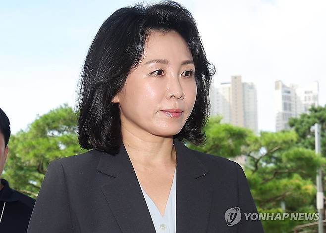 수원지법 들어서는 김혜경 씨 (수원=연합뉴스) 홍기원 기자 = 2022년 제20대 대통령 선거와 관련한 공직선거법 위반 혐의로 재판에 넘겨진 더불어민주당 이재명 전 대표의 배우자 김혜경 씨가 25일 오전 경기도 수원시 영통구 수원지방법원에서 열리는 공판에 출석하고 있다. 2024.7.25 xanadu@yna.co.kr