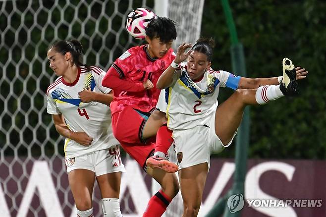 공중볼을 다투는 정다빈 [AFP=연합뉴스]