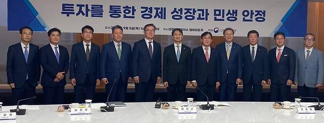 산업통상자원부 주관 제4차 산업투자전략회의 기념사진 촬영  (서울=연합뉴스) 김동규 기자 = 5일 오후 서울 중구 대한상공회의소에서 열린 제4차 산업투자전략회의에서 안덕근 산업통상자원부 장관(가운데)을 비롯한 참석자들이 기념사진 촬영을 하고 있다. 2024.9.5 dkkim@yna.co.kr (끝)