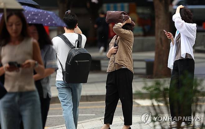 갑작스런 소나기, 우산 준비 못한 시민들 [연합뉴스 자료사진]