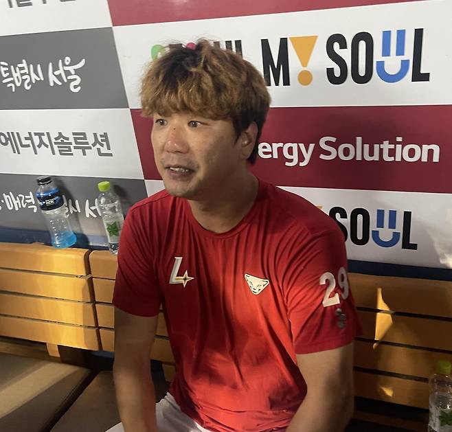 LG전 부진에서 벗어난 뒤 인터뷰하는 김광현 [촬영 이대호]