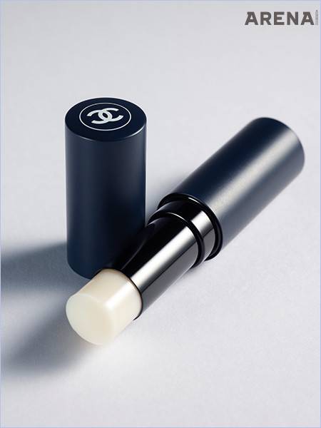 매트한 감색 케이스 위에 샤넬 로고로 포인트를 더했다. 번들리지 않고 산뜻하게 마무리되는 보이 드 샤넬 립밤 3g 5만1000원 샤넬 뷰티 제품.