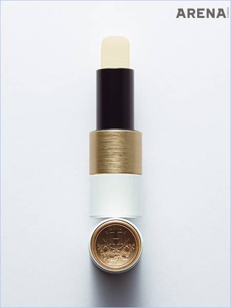 둥근 돔 형태의 립스틱에 브랜드 로고를 음각했다. 보습 효과가 뛰어난 매끄러운 질감의 루즈 에르메스 립 케어 밤 3.5g 9만7000원 에르메스 제품.