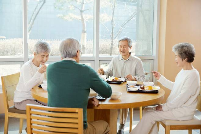 60대에 들어서면 영양소가 풍부한 식품을 제대로 챙겨 먹어야 건강을 유지할 수 있다. [사진=클립아트코리아]