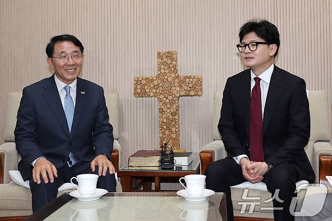 한동훈 국민의힘 대표가 6일 오전 서울 종로구 한국기독교교회협의회를 방문해 김종생 총무와 환담하고 있다. 2024.9.3/뉴스1 ⓒ News1 김진환 기자