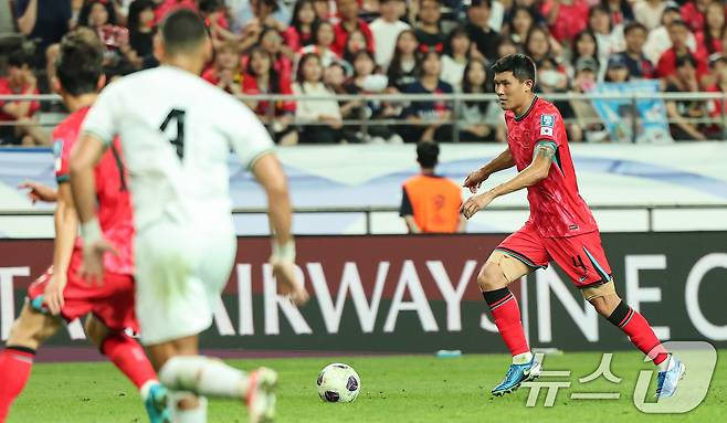 5일 오후 서울 마포구 서울월드컵경기장에서 열린 2026 국제축구연맹(FIFA) 북중미 월드컵 아시아 3차 예선 B조 1차전 대한민국과 팔레스타인의 경기, 대한민국 김민재가 공격을 하고 있다. 2024.9.5/뉴스1 ⓒ News1 김도우 기자