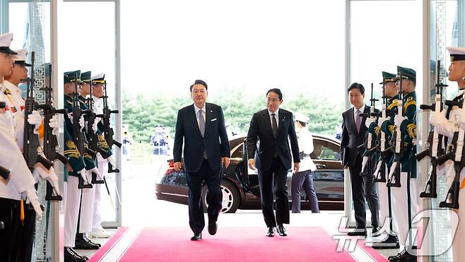 윤석열 대통령이 6일 용산 대통령실에 도착한 기시다 후미오 일본 총리와 한·일 정상회담장으로 이동하고 있다. (대통령실 제공) 2024.9.6/뉴스1 ⓒ News1 박지혜 기자