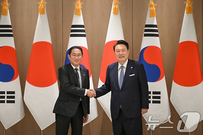 윤석열 대통령이 6일 용산 대통령실에서 기시다 후미오 일본 총리와 한·일 정상회담에 앞서 기념촬영을 하고 있다. (대통령실 제공) 2024.9.6/뉴스1 ⓒ News1 박지혜 기자