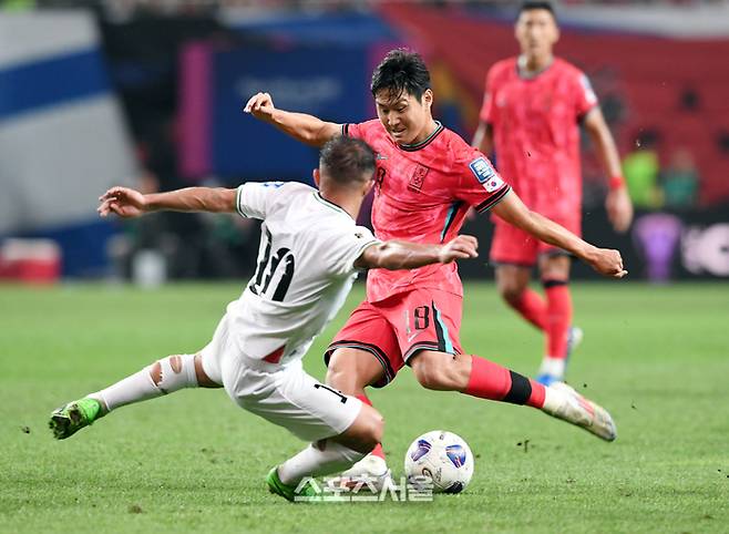 대한민국 축구대표팀의 이강인(오른쪽)이 5일 서울월드컵경기장에서 열린 2026 북중미 월드컵 아시아지역 3차 예선 팔레스타인과 경기에서 슛을 하고 있다. 2024. 9. 5.  상암 | 박진업 기자 upandup@sportsseoul.com