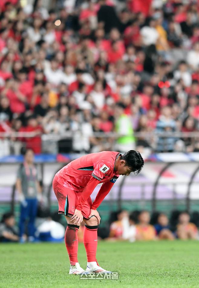 대한민국 축구대표팀 손흥민이 5일 서울월드컵경기장에서 열린 2026 북중미 월드컵 아시아지역 3차 예선 팔레스타인과 경기에서 공격이 무산되자 아쉬워하고 있다. 2024. 9. 5.  상암 | 박진업 기자 upandup@sportsseoul.com