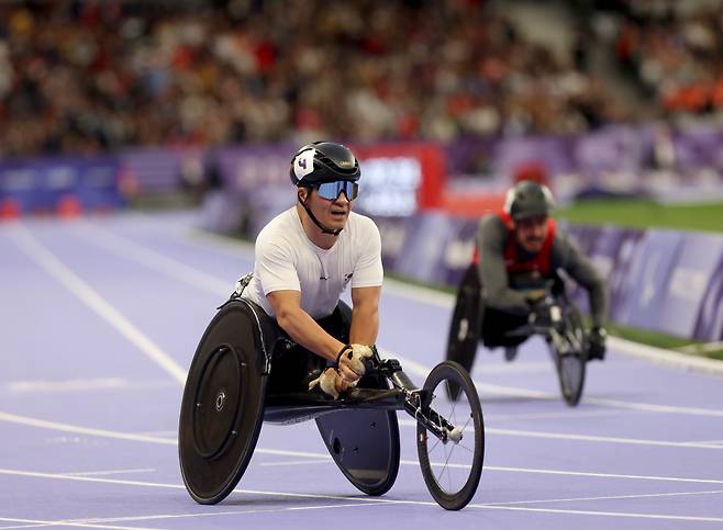 유병훈이 6일 새벽(한국시각) 프랑스 파리 에서 열린 2024년 파리패럴림픽 남자 육상 800m(T53)에서 혼신을 다해 역주한 뒤 아쉬워하고 있다. 대한장애인체육회 제공