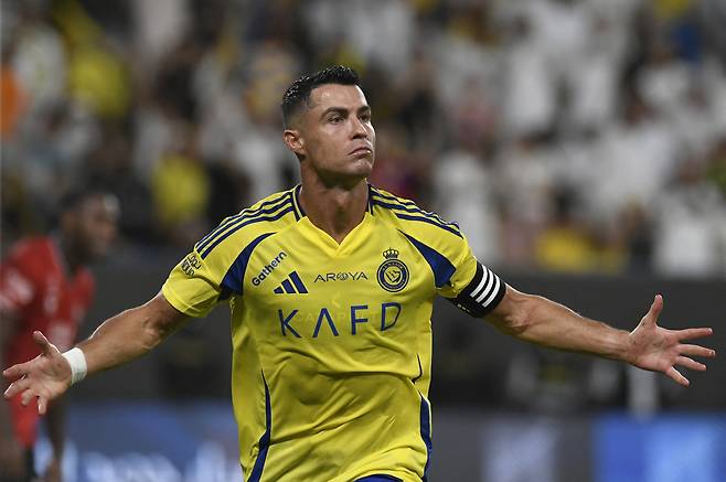 Soccer Football - Saudi Pro League - Al Nassr v Al Raed - Al-Awwal Stadium, Riyadh, Saudi Arabia - August 22, 2024 Al Nassr's Cristiano Ronaldo celebrates scoring their first goal REUTERS/Stringer<저작권자(c) 연합뉴스, 무단 전재-재배포, AI 학습 및 활용 금지>