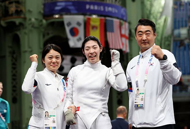 '피닉스검사' 권효경이 6일 밤(한국시각) 프랑스 파리 그랑팔레에서 열린 2024년 파리패럴림픽 휠체어펜싱 여자 에페 개인전(A)에서 결승진출에 성공했다. 박다영감독과 권효경, 이영진 경기보조(왼쪽부터)가 함께 파이팅을 외치고 있다. 대한장애인체육회 제공