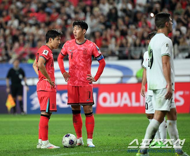 2026 북중미 월드컵 3차 예선 대한민국과 팔레스타인의 경기가 5일 서울월드컵경기장에서 열렸다. 이강인과 손흥민이 프리킥을 준비하고 있다.상암=박재만 기자 pjm@sportschosun.com/2024.09.04/