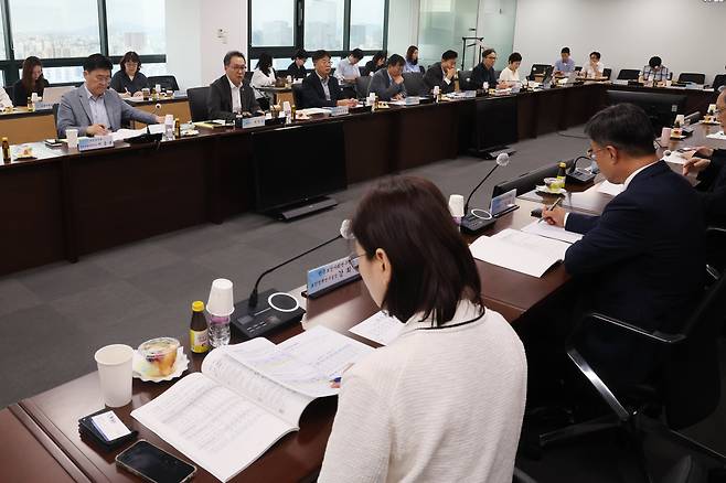 박민수 보건복지부 제2차관이 6일 오후 서울 서초구 국제전자센터에서 열린 '제17차 건강보험정책심의위원회'에서 모두발언을 하고 있다. /뉴스1