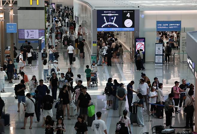 인천 영종도 인천국제공항 1터미널 출국장이 탑승객들로 붐비고 있다./연합뉴스