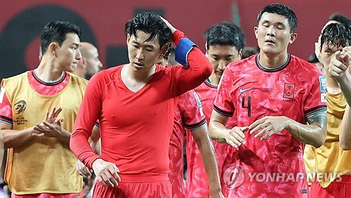 5일 서울월드컵경기장에서 열린 대한민국과 팔레스타인의 2026 월드컵 아시아 3차 예선. 0-0 무승부로 경기를 마친 손흥민과 선수들이 아쉬워하고 있다. [연합뉴스]