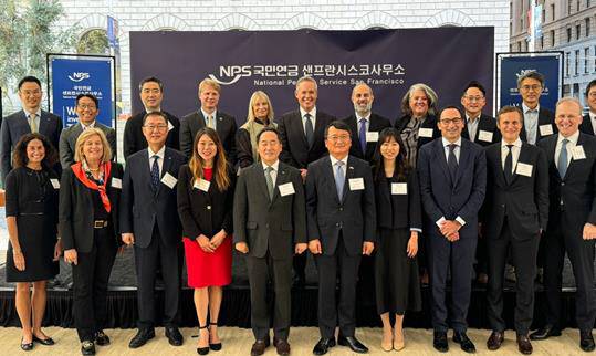 미국 샌프란시스코에서 5일(현지시간) 열린 국민연금 샌프란시스코사무소 개소식에서 김태현(왼쪽 다섯번째) 국민연금 이사장과 제니 존슨(왼쪽 두번째) 프랭클린 템플턴 최고경영자(CEO), 조나단 그레이(오른쪽 세번째) 블랙스톤 최고운영책임자(COO), 주샌프란시스코 임정택(오른쪽 다섯번째) 총영사관 등 참석자들이 기념 촬영을 하고 있다.  [사진 연합뉴스]